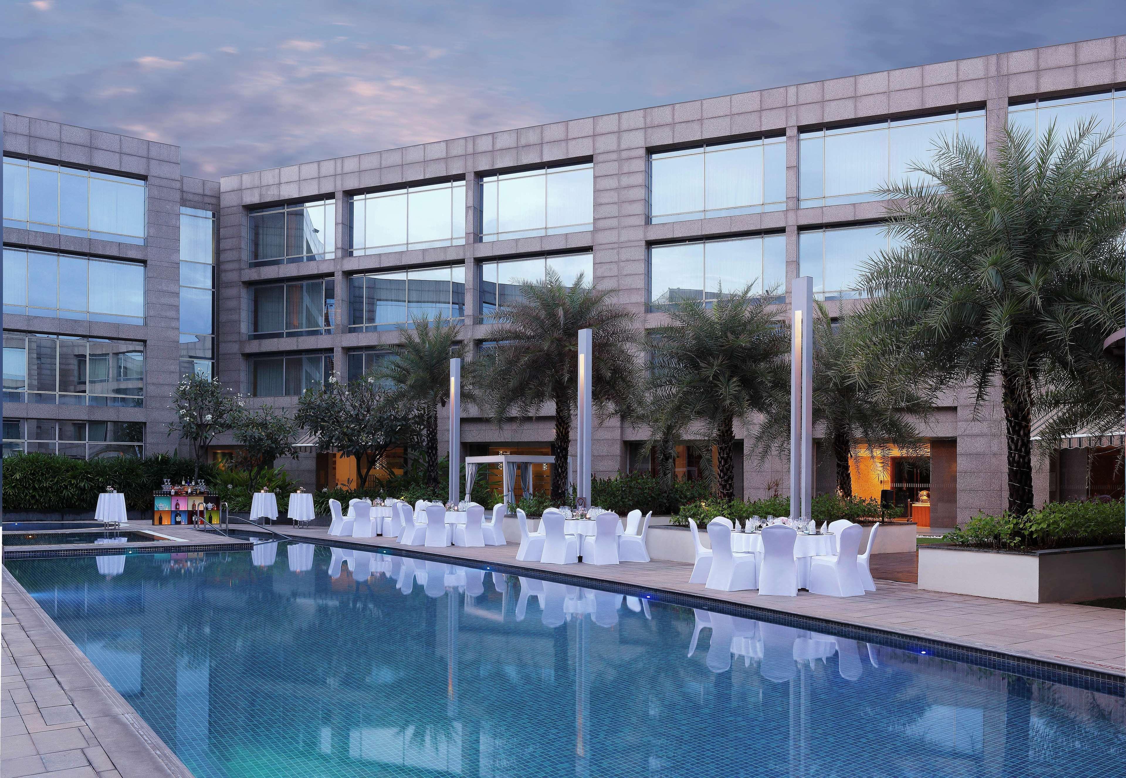 Hilton Bangalore Embassy Golflinks Exteriör bild