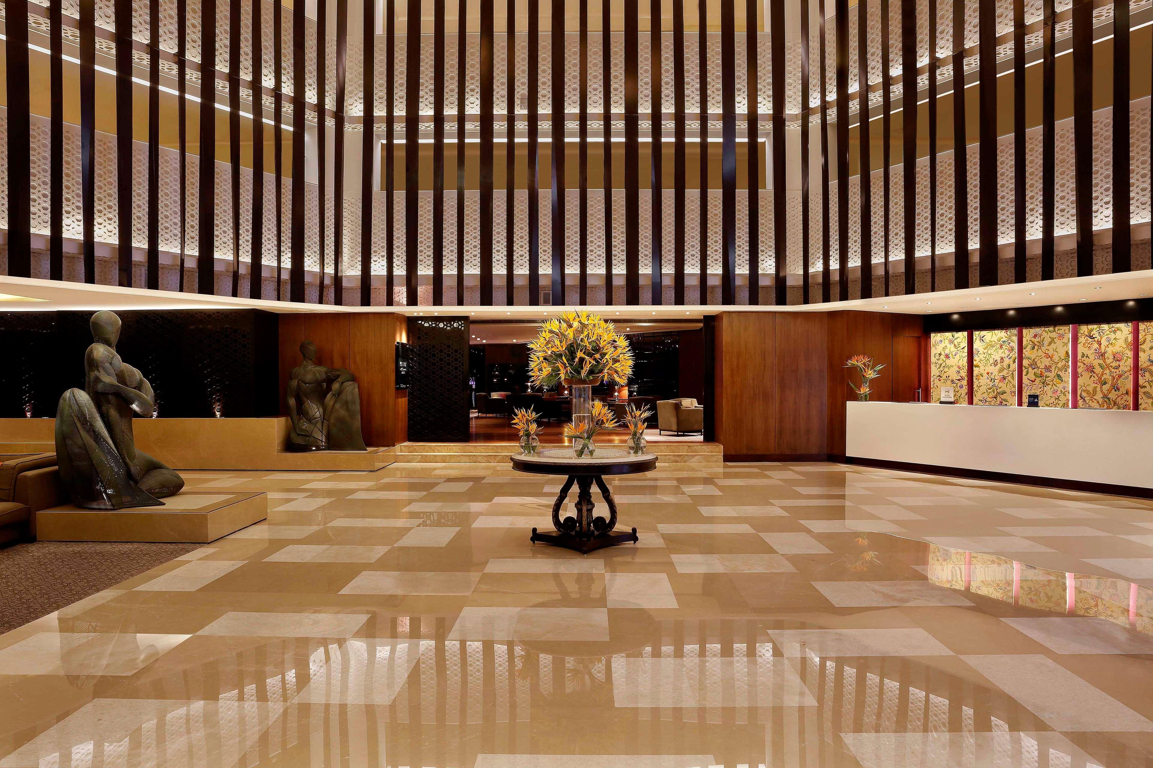 Hilton Bangalore Embassy Golflinks Exteriör bild