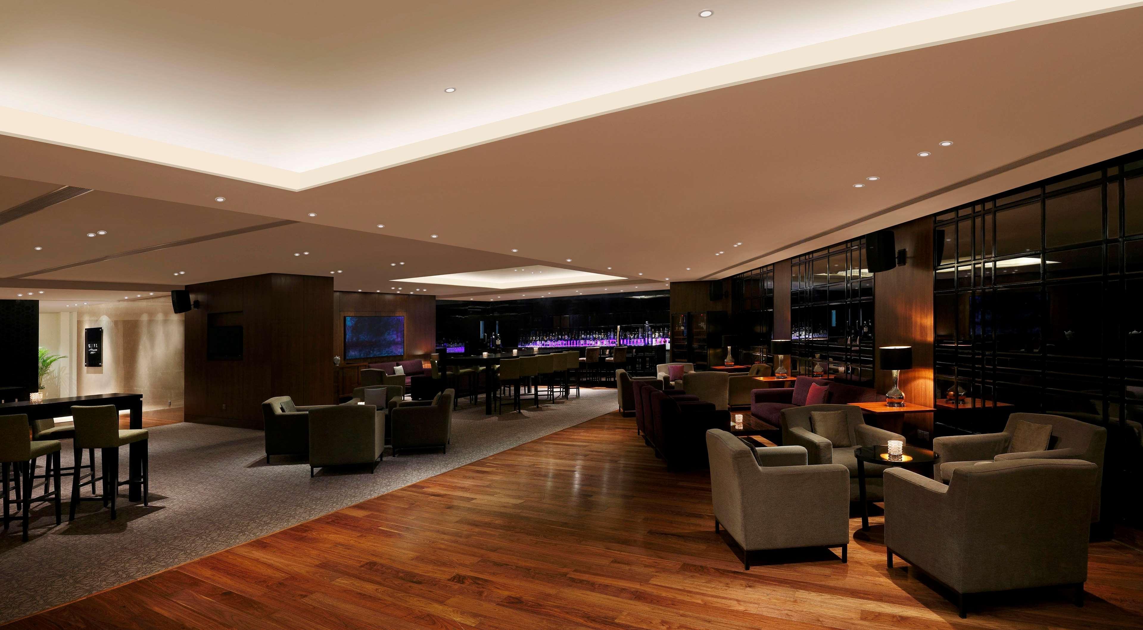 Hilton Bangalore Embassy Golflinks Exteriör bild