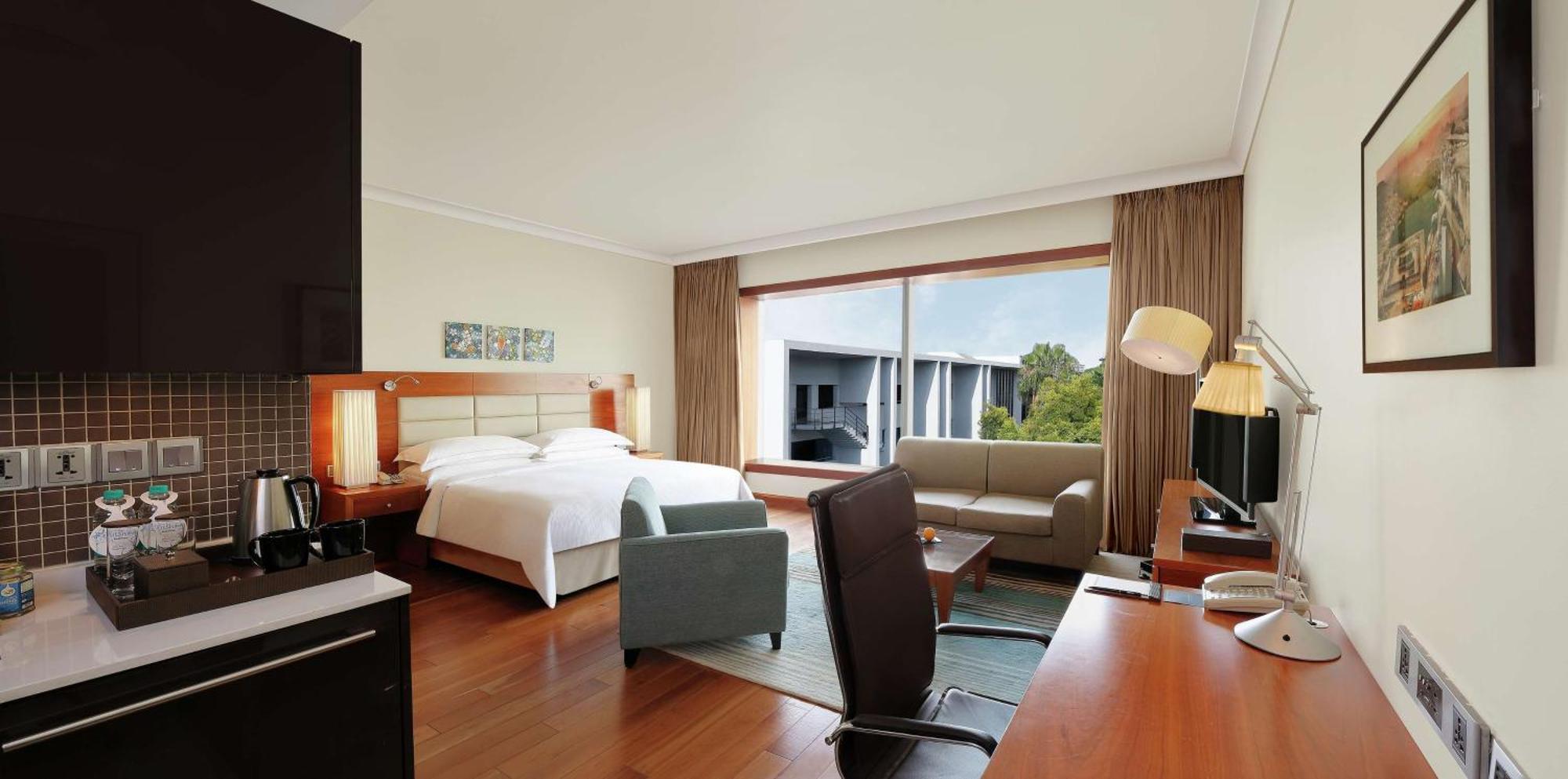Hilton Bangalore Embassy Golflinks Exteriör bild
