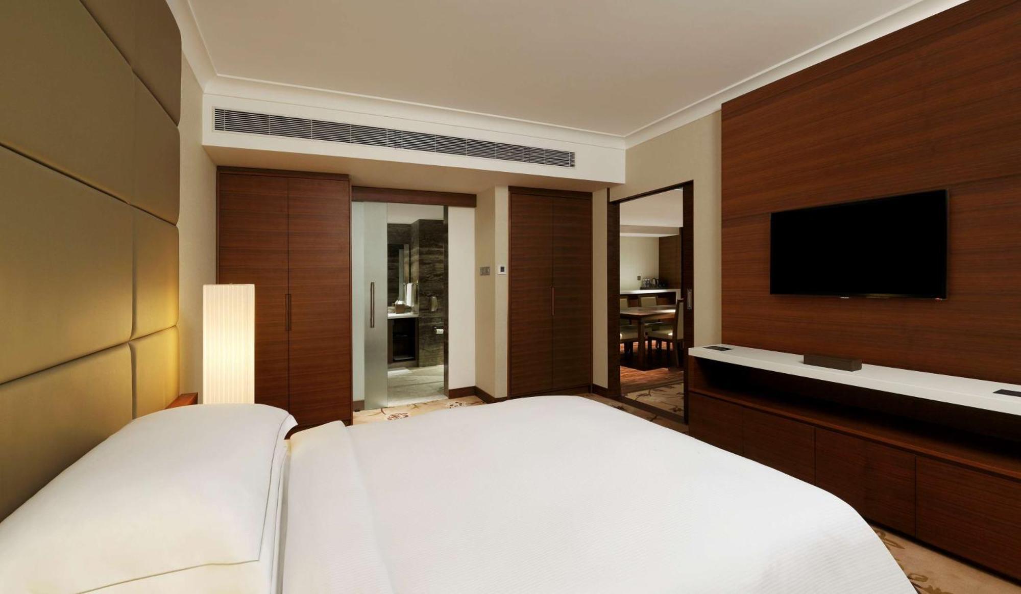 Hilton Bangalore Embassy Golflinks Exteriör bild