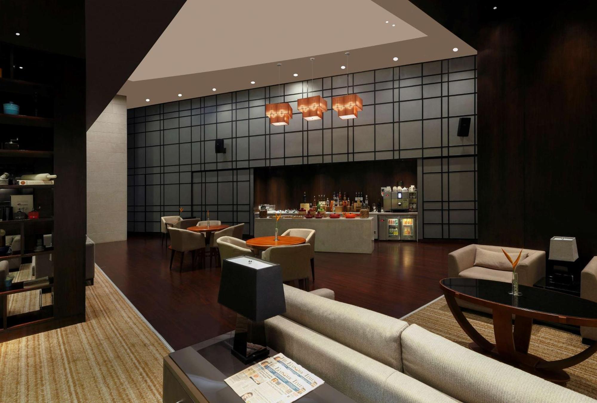 Hilton Bangalore Embassy Golflinks Exteriör bild