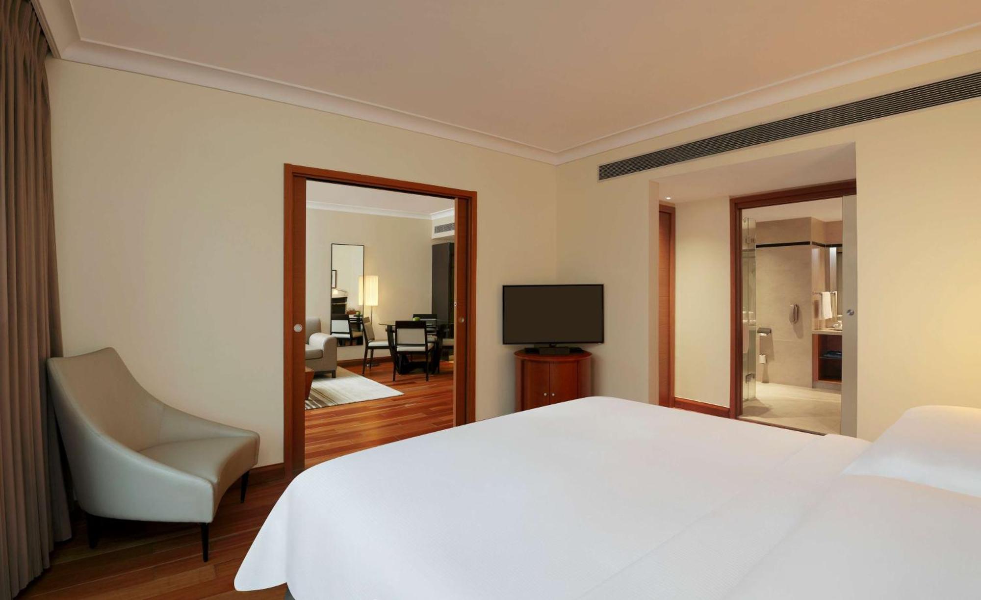 Hilton Bangalore Embassy Golflinks Exteriör bild