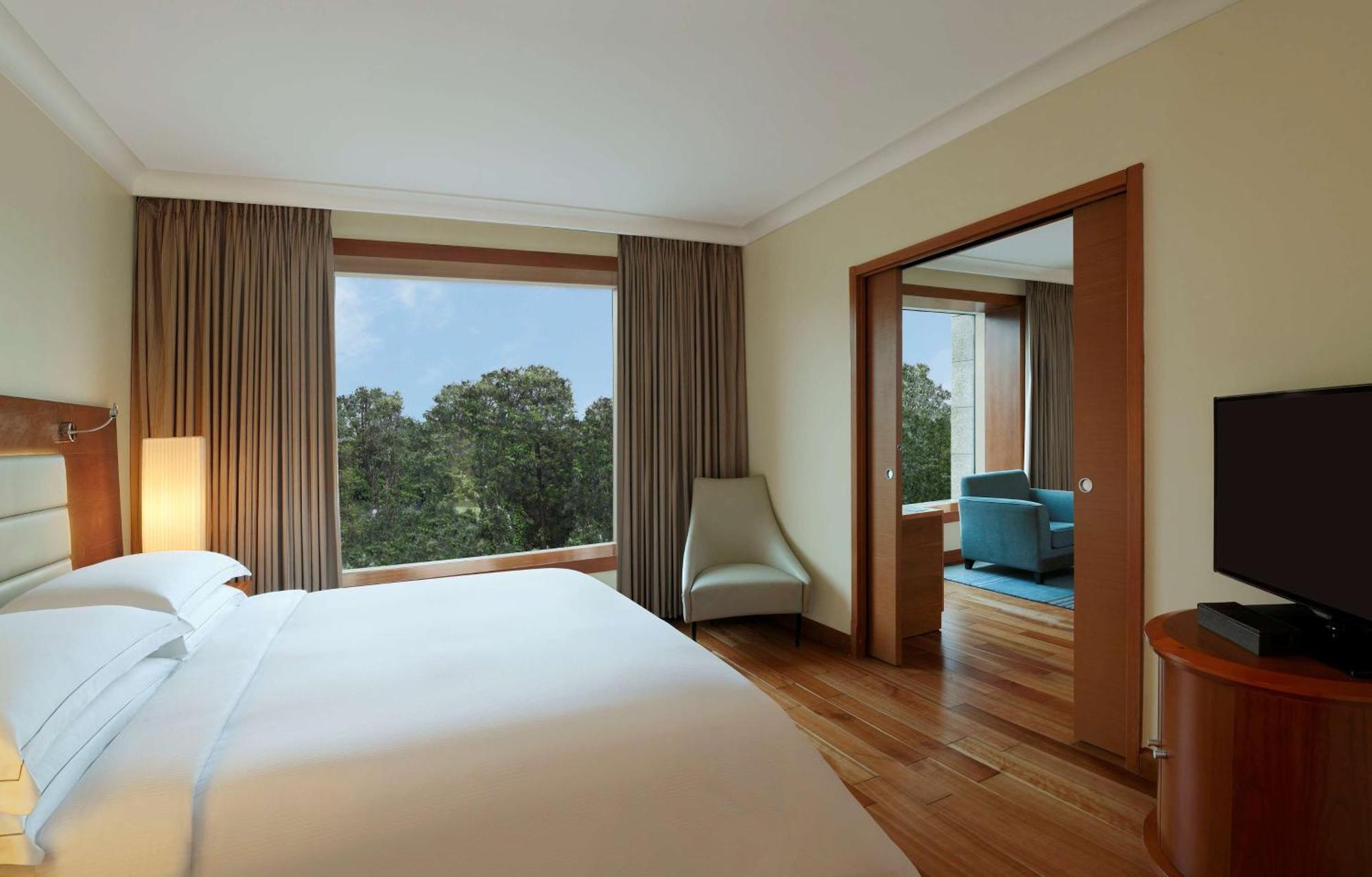 Hilton Bangalore Embassy Golflinks Exteriör bild