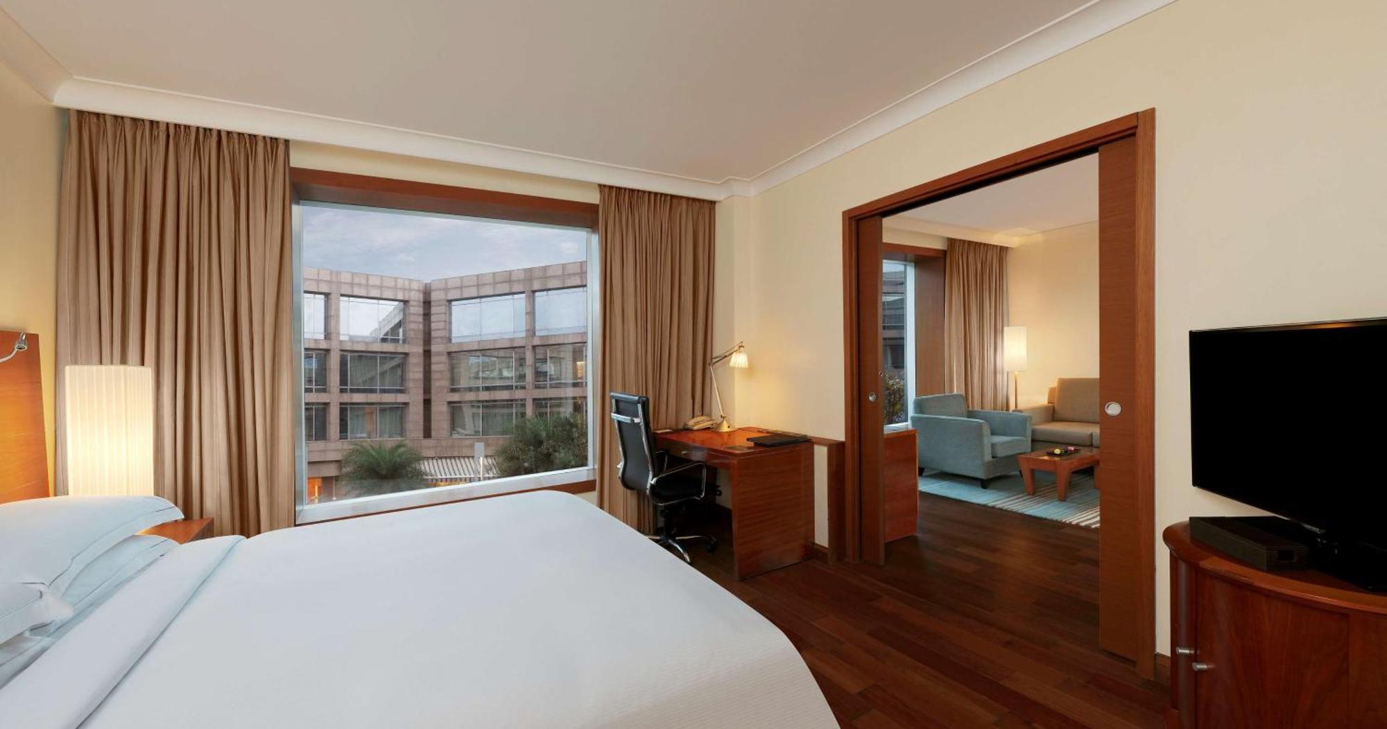 Hilton Bangalore Embassy Golflinks Exteriör bild