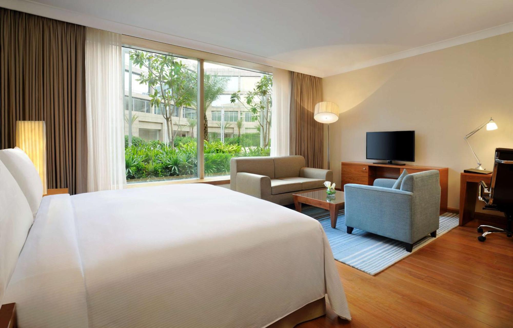 Hilton Bangalore Embassy Golflinks Exteriör bild