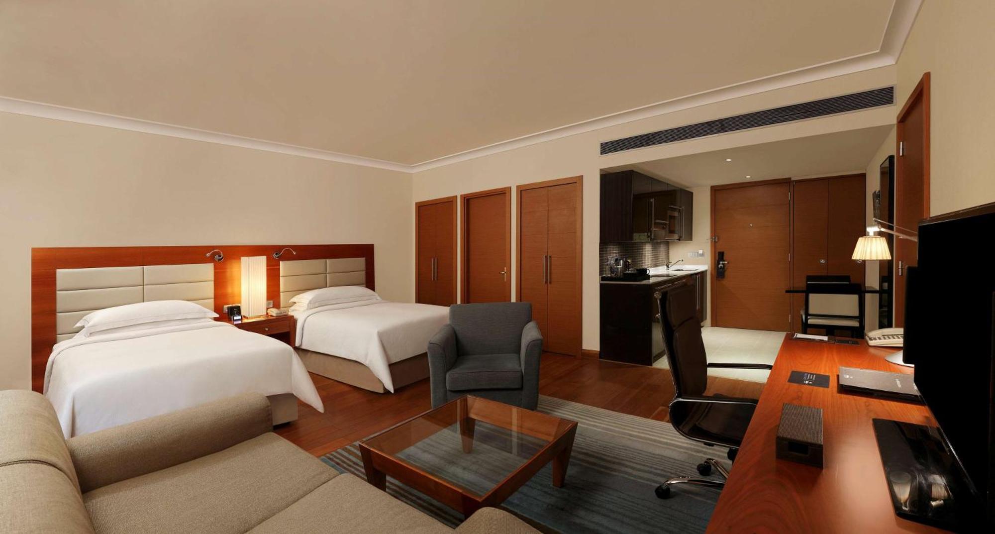Hilton Bangalore Embassy Golflinks Exteriör bild