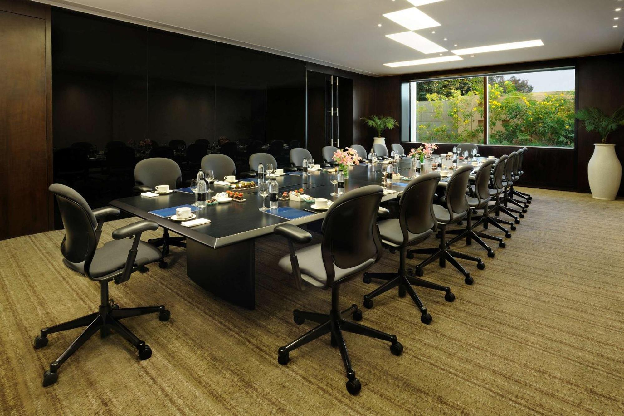 Hilton Bangalore Embassy Golflinks Exteriör bild