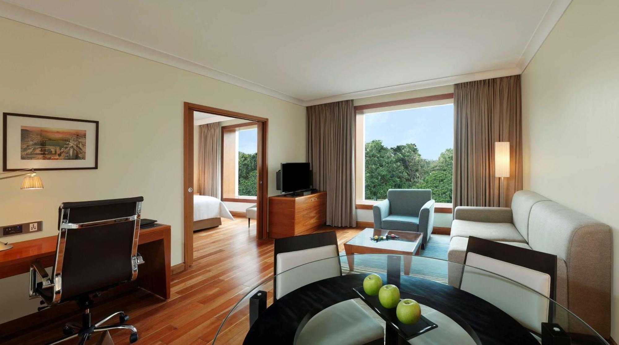 Hilton Bangalore Embassy Golflinks Exteriör bild