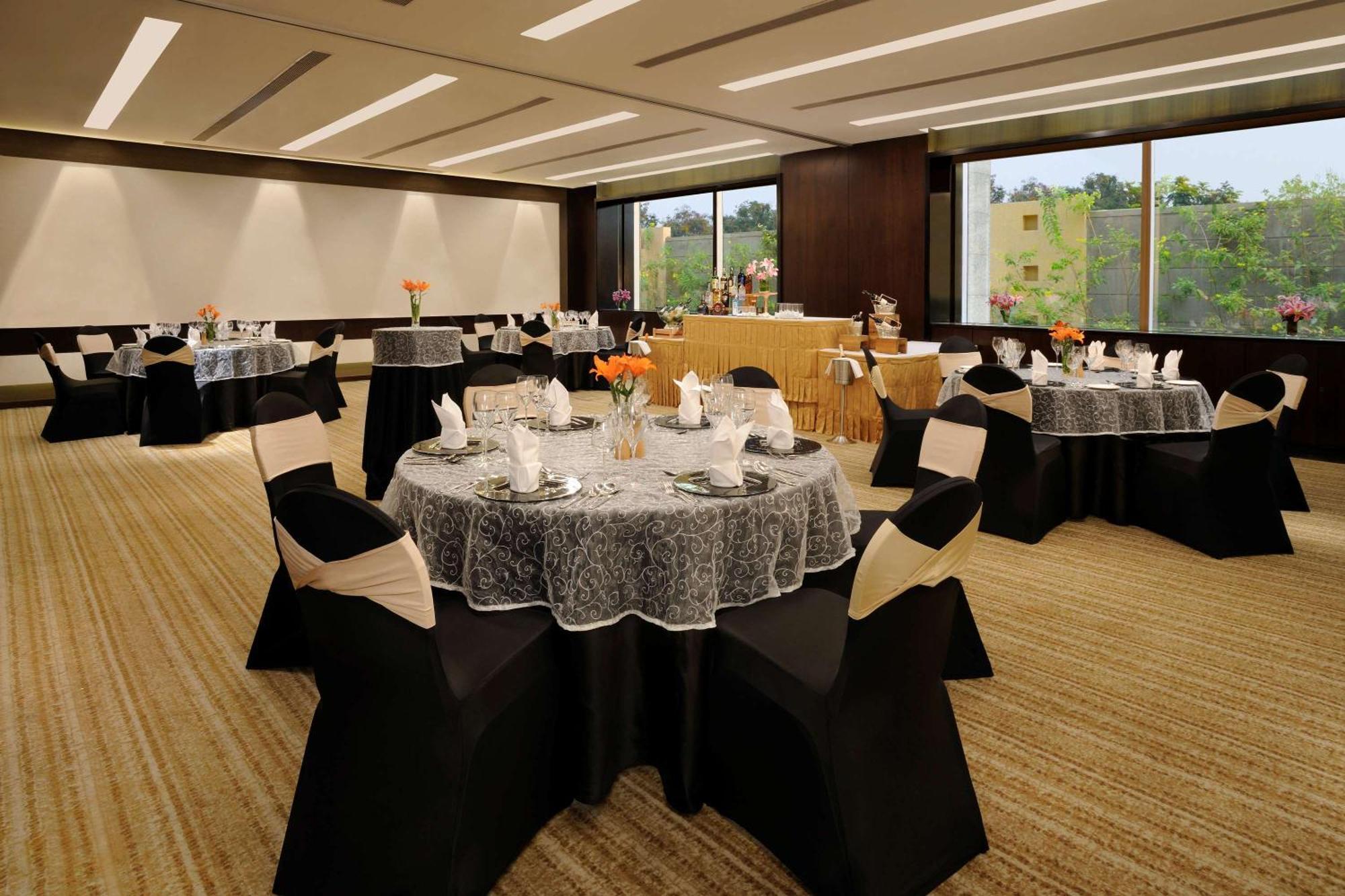 Hilton Bangalore Embassy Golflinks Exteriör bild