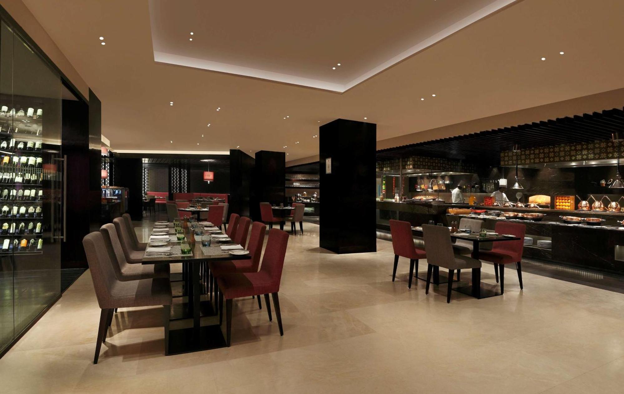 Hilton Bangalore Embassy Golflinks Exteriör bild